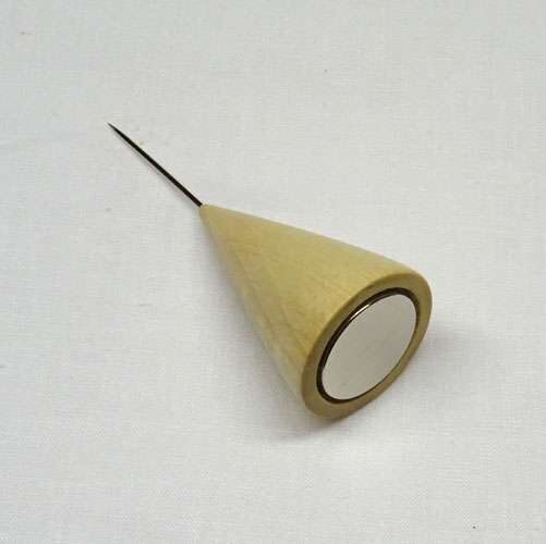 Calamita con spillone "cono", in legno di ligustro